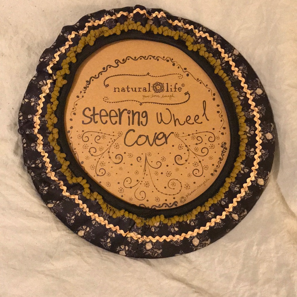 NWOT Natural Life Steering Wheel Cover